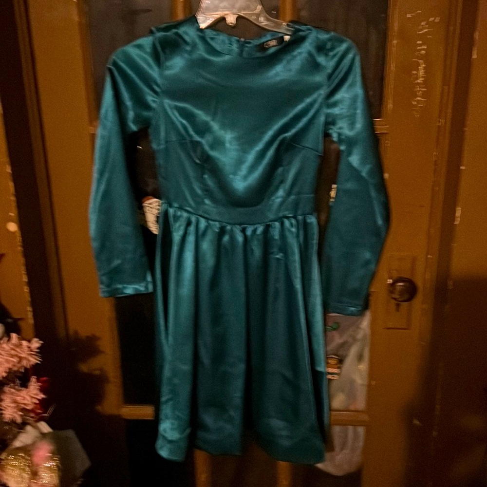 Classic vintage style cocktail dress. Great for special occasions.